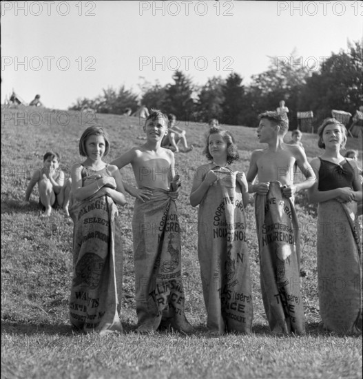 Children ready for sack racing, Wave Pool Dolder around 1950.