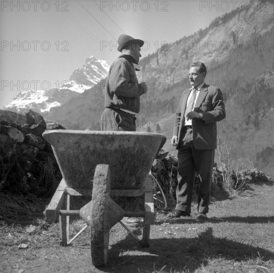 Under the instructions of village pastor Jakob Schiltknecht (left).