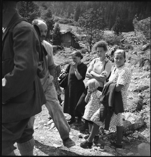 Affected persons after landslide in the Kandertal valley; 1945.