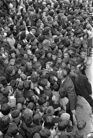 Crowd; Children 1963.