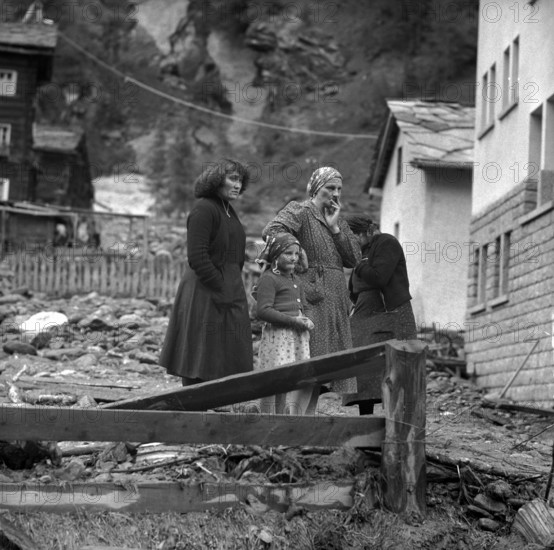 Tasch; women looking at their village devastated by flood; 1957.