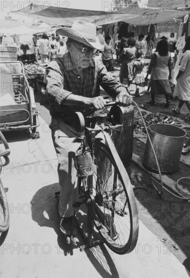 Street scene in Mexico-City, 1986.