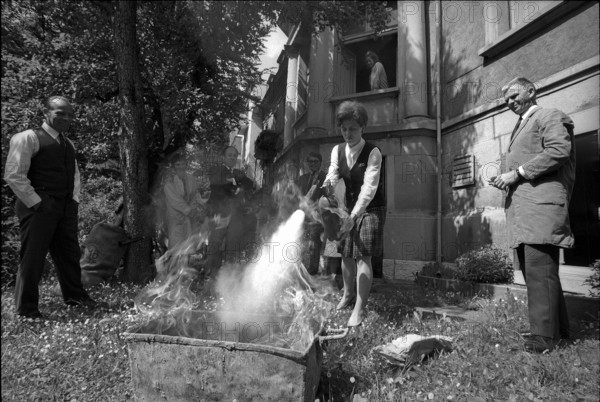 Ringier Bilderdienst: fire extinguish exercise, 1969.
