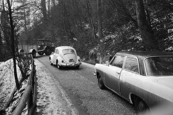 Roadblock against paparazzi on nobility pursuit, 1965.