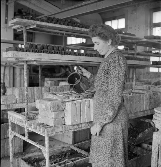 Pottery produce Beckeli for the Red Cross, Steffisburg 1946.