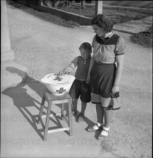 Relief action Red Cross: Boy donates for children, Steffisburg 1946.