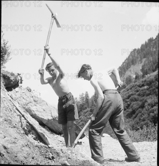 Young expatriate Swiss, construction, path; 1944.