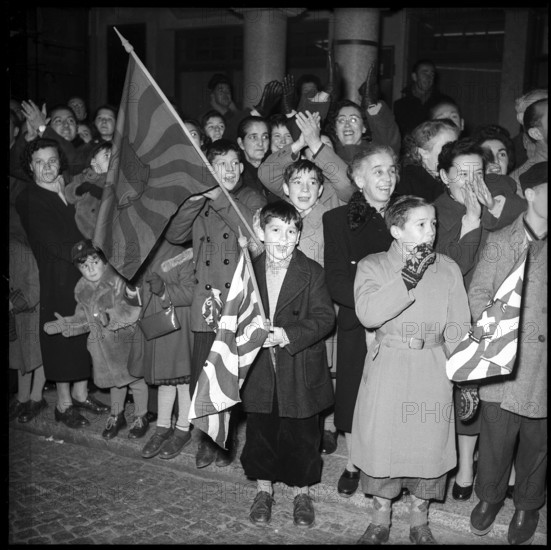 People waiting for Federal councillor Giuseppe Lepori in Ticino, one day after his election; 1954.