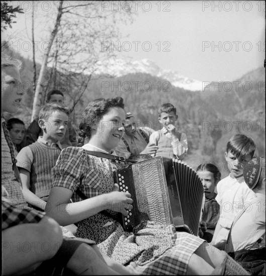 May journey to the alpine pasture of Selva, 1942.
