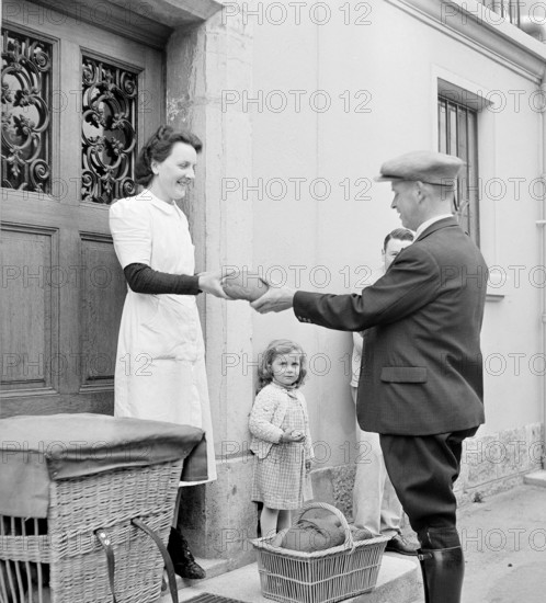 Woman receives the widow bread, La Tour de Peilz 1941.