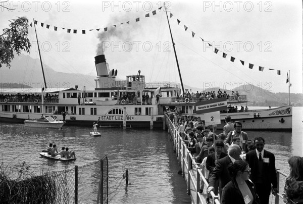 Amidro; Giornata dei bambini italiani; Children leaving steam boat 1971.