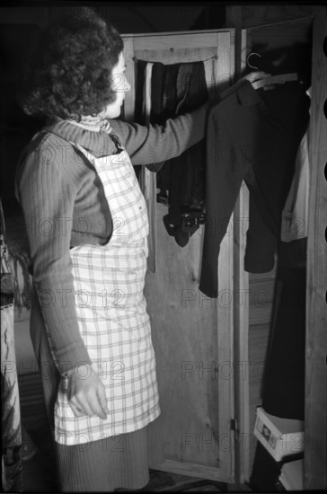 Hanging up the washing in a trailer 1942.