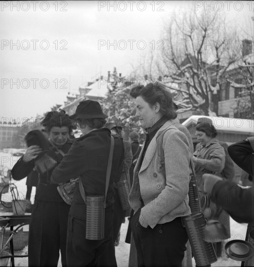 Women; Instruction of the auxillary fire brigade, 1940.