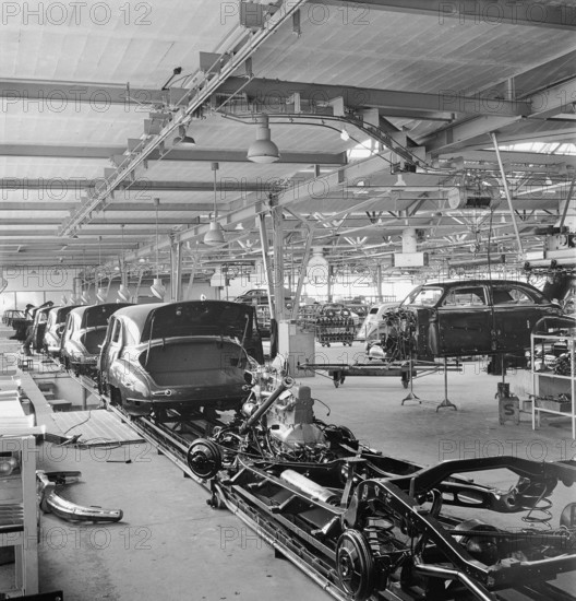 Assembly hangar; assembly line; General Motors 1946.