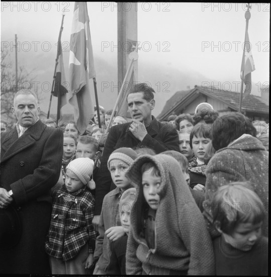 Alpnach, people waiting for Ludwig von Moos, new elected federal councillor; 1959.