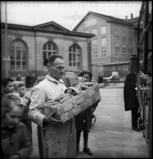 WW 2: Zurich workers donate for war victims in Lyon (France), 1944.
