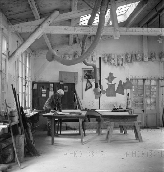 Stonemason studying plan, stonemasons' lodge Berne 1941.