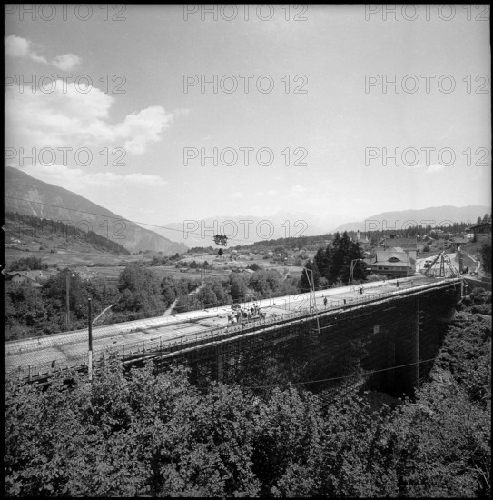 Flims, Stenna bridge under construction, centring, scaffolding; 1959.