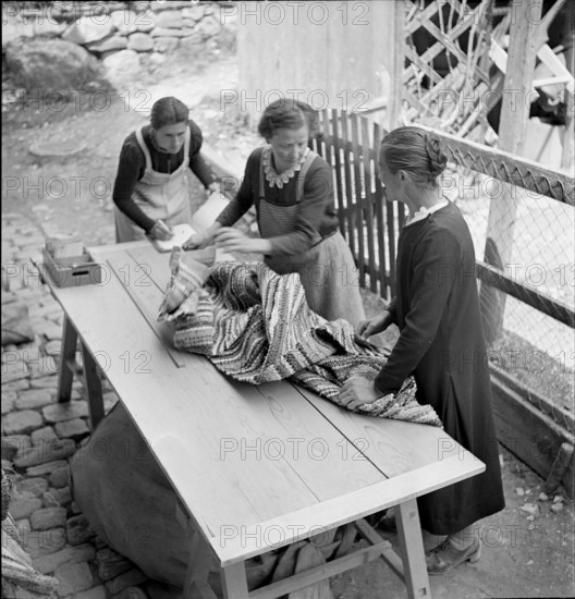 Women with selfmade rag rug, 1940.