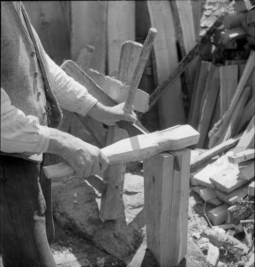 Munster VS: tubber making wooden barrel; 1941.
