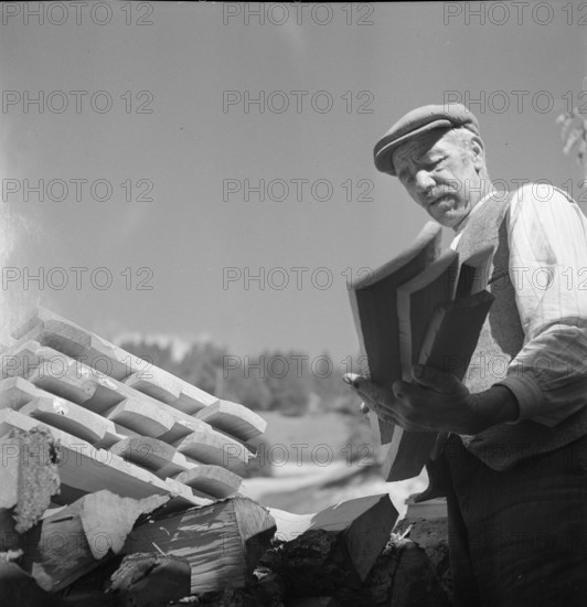 Munster VS: tubber making wooden barrel; 1941.
