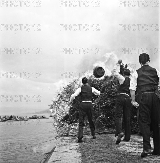 Zurich: Sechselauten 1944 in the Enge.