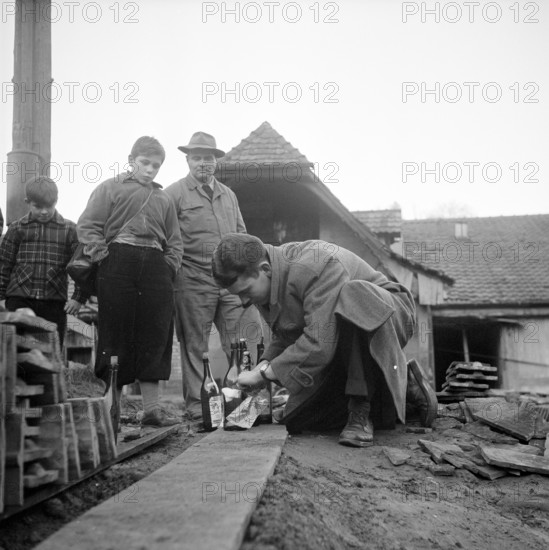 Road lesson in building Molotow-Cocktails, Berne 1956.