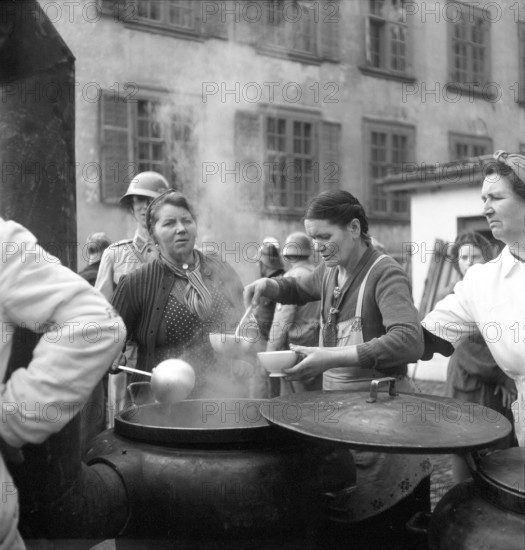 WW 2: bomb airdrop, dropping; soup for citizens, Schaffhausen 1944.