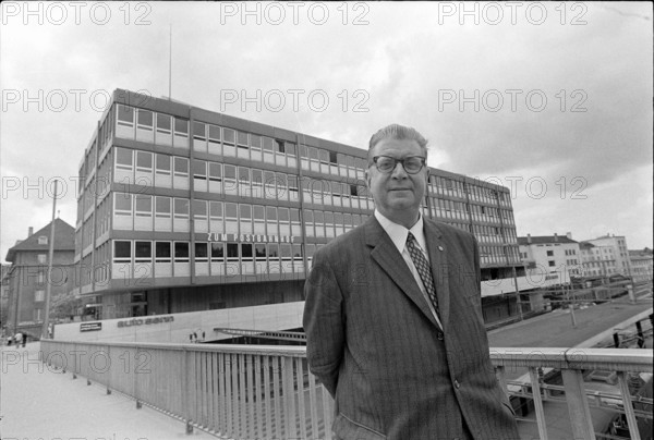 Georges Duplain in front of SDA headquarters, 1971.