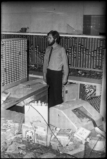 Bomb attack in Zurich mainstation; railroad official in the destroyed ticket office 1971.