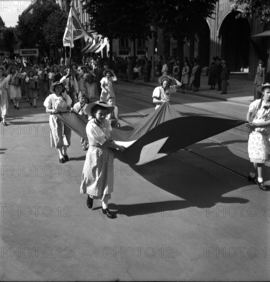 Children collecting money for Swiss donation, 1945.