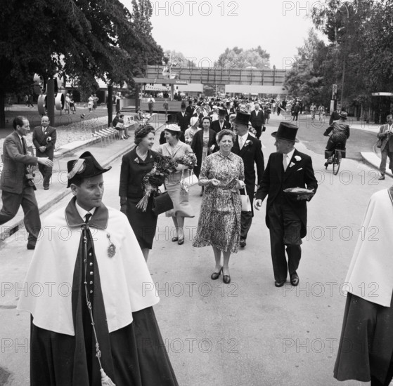 Holenstein (r), president of the Federal Council, at the opening of the SAFFA fair 1958.