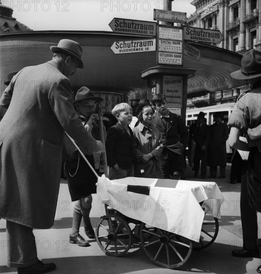 Collection of donations for the Red Cross, 1942.