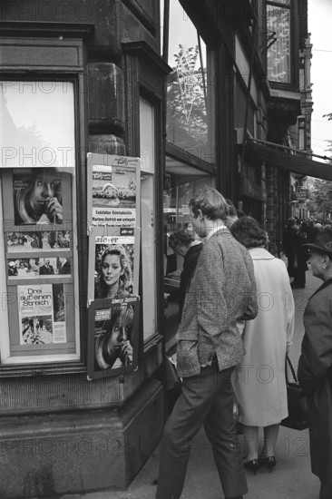 Kiosk and shop window Ringier publisher at the Bahnhofstrasse, 1966.