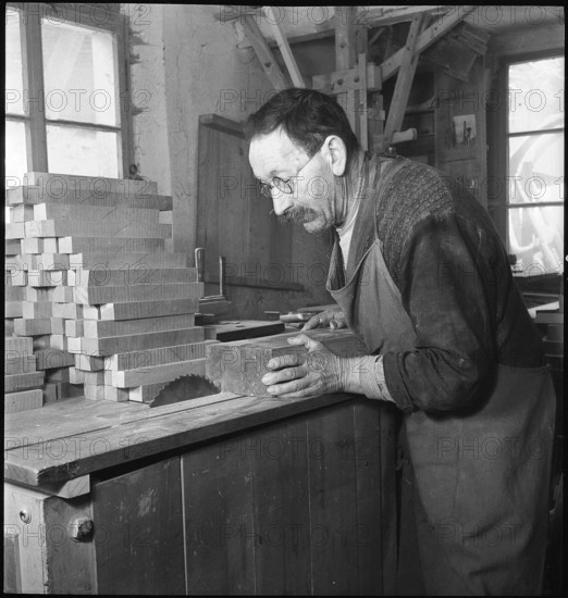 Swiss donation: producing badges, 1942.