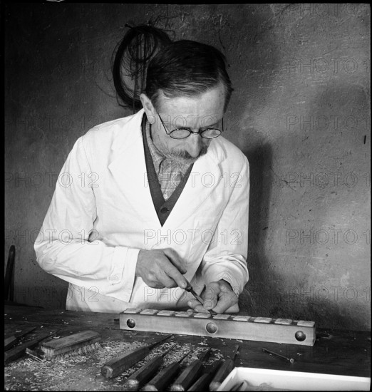 Swiss donation: producing badges, 1942.