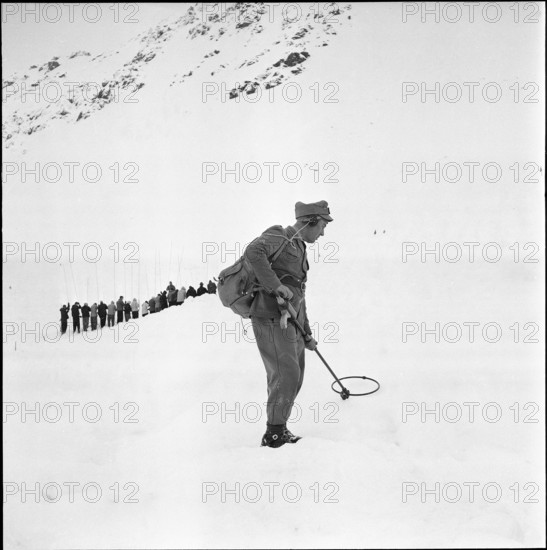 Avalanche at Weissfluhjoch, men searching for missed persons, avalanche victim; 1956.