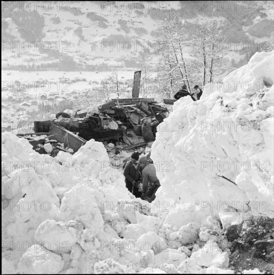 Avalanche in the Montafon valley, clearing work; 1954.
