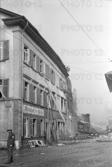 WW 2: bomb airdrop, dropping; fire fighting operations, Schaffhausen 1944.