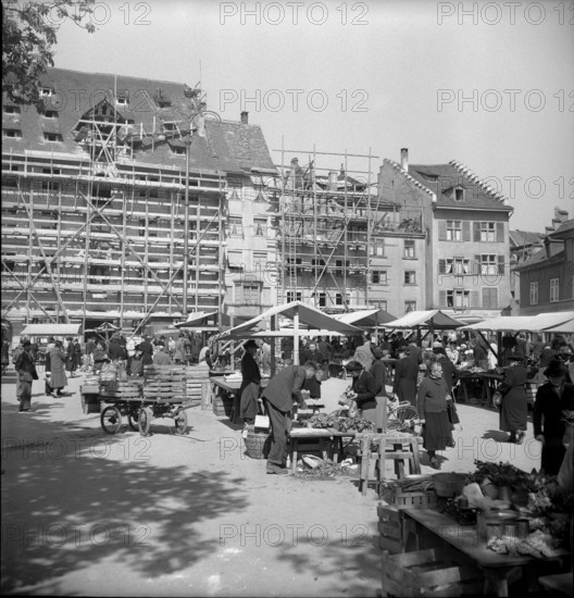 WW 2: bomb airdrop, dropping; market place, rebuilding, Schaffhausen 1944.