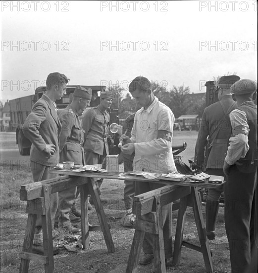 Medical orderly, soldiers; 1939.