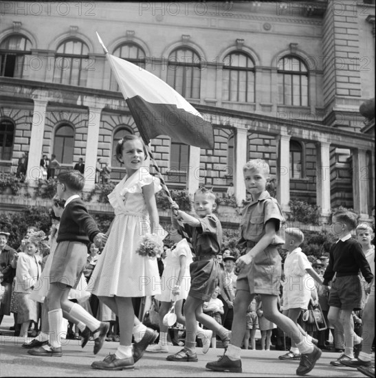Fete du Bois in Lausanne 1954; Procession of the school children.