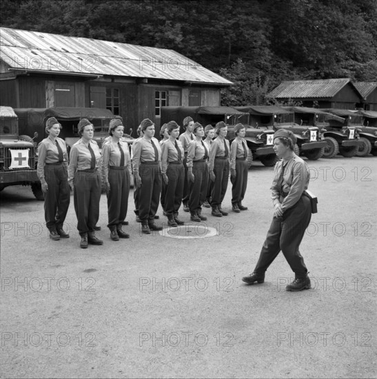Female soldiers drilling, Kreuzlingen 1953.