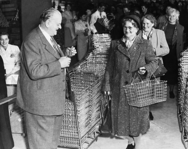 Gottlieb Duttweiler at the opening day of the first supermarket in Zurich.