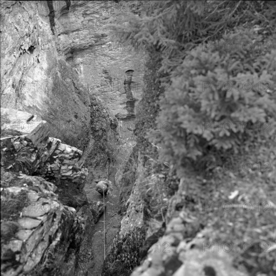Cleaning up of the glacier ravine in Grindelwald, 1961.