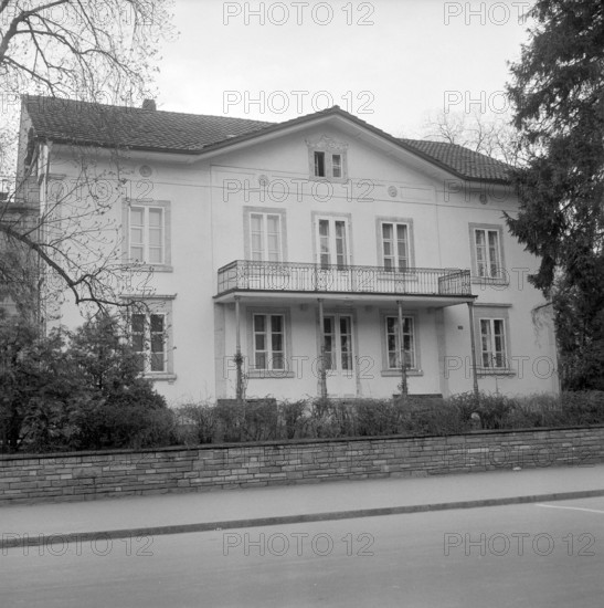 Population is joint owner of 330 ares of arable farmland, one farmhouse and one villa to promote professional training for pupils and former pupils in Grenchen municipality.