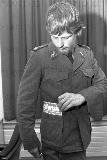 Soldier with servicemen magazine Offensive: 1971.