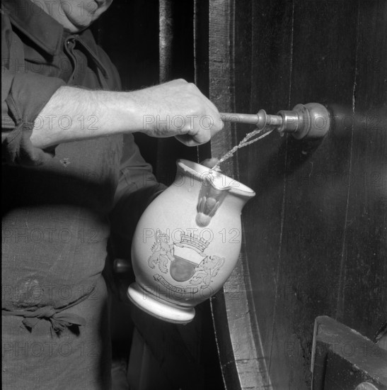Mise des vins de la ville de Lausanne, wine auction: wine pitcher, 1955.