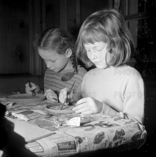 Children making Christmas presents at Lavaterhaus, Zurich 1957.