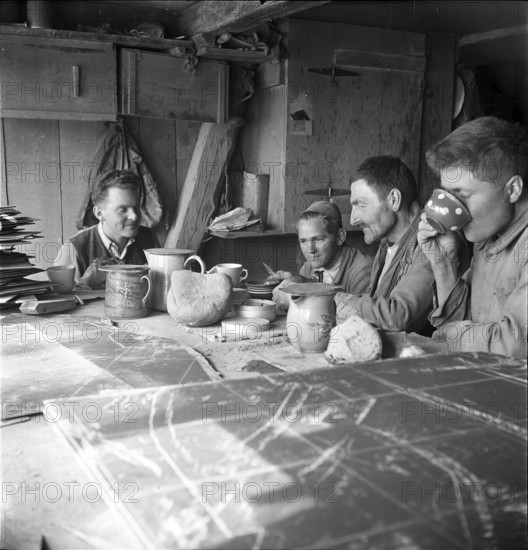 Frutigen, Production of slates; workers have a break; 1946.